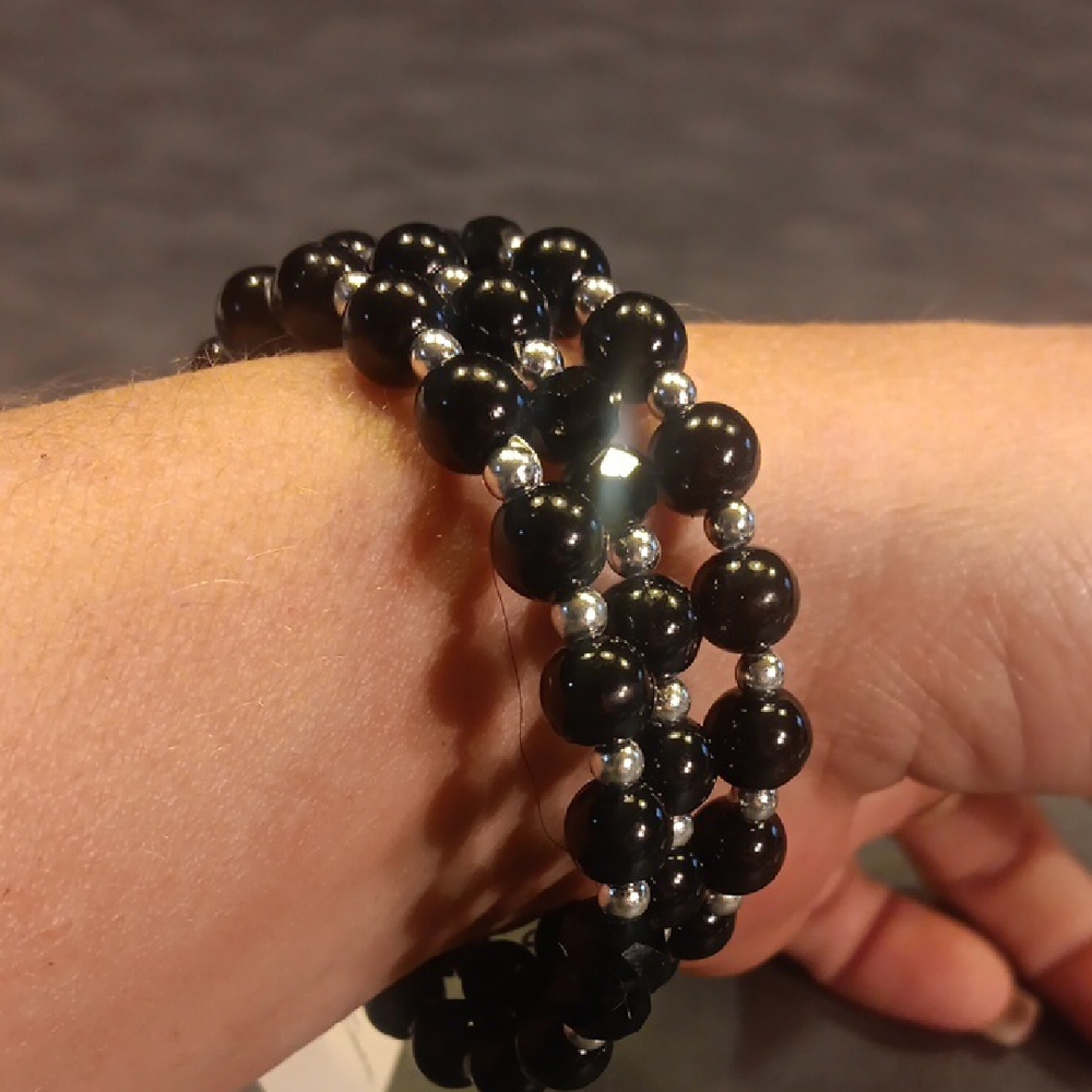 Beautiful Black Beaded Memory Wire Bracelet With Silver Spacers - Picture 4 of 4